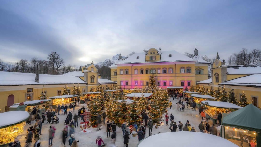 Blick auf den Innenhof vom Schloss Hellbrunn | © Hellbrunner Adventzauber