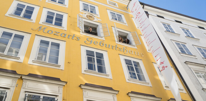 Mozart's Birthplace with "Flying Notes. K.265." | © Internationale Stiftung Mozarteum / W. Lienbacher