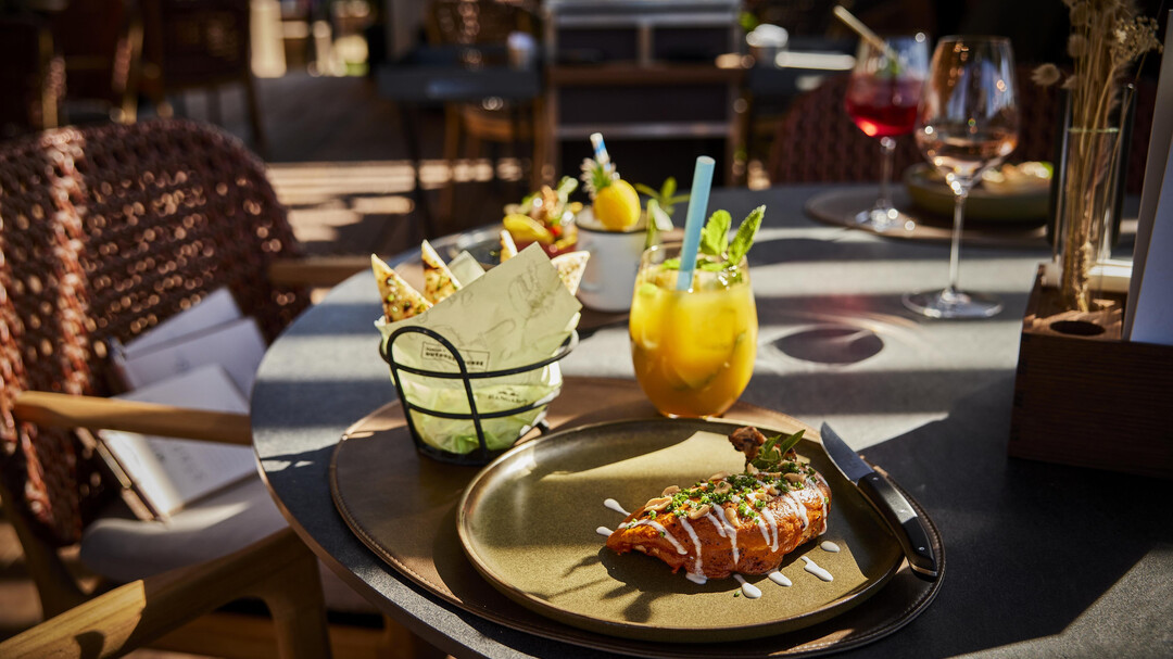 Outdoor Lounge im Red Bull Hangar7 salzburg.info