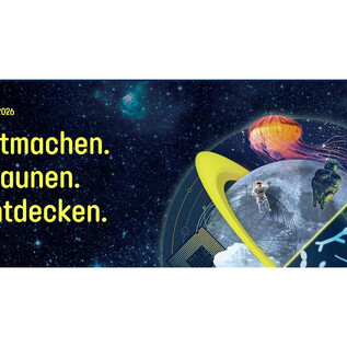 Eine kreative Grafik mit dem Text „Mitmachen. Staunen. Entdecken.“ und einem bildhaften Hintergrund, der den Weltraum darstellt. Die Darstellung enthält verschiedene Elemente, die Neugier und Entdeckung symbolisieren. | © langenachtderforschung.at