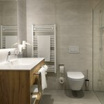 Фото 2-местный номер, Душевая кабина или ванна, туалет, Делюкс | © Landhotel-Gasthof Drei Eichen