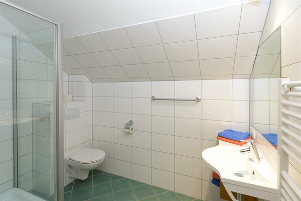 Helle & freundliche Badezimmer mit Dusche | © Gasthaus Neuhofen