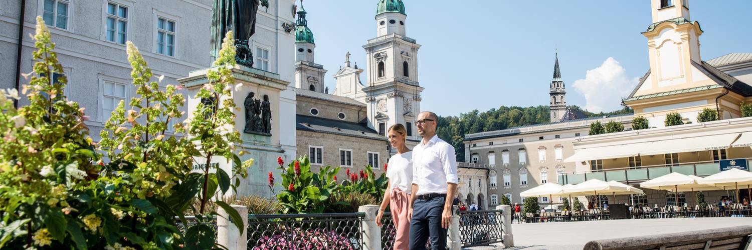 Paar spaziert über den Mozartplatz in Salzburg | © Tourismus Salzburg GmbH