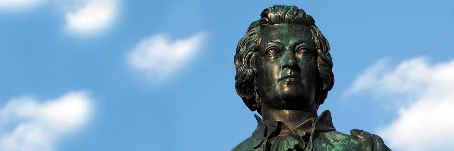 Mozart statue on the Mozart square in Salzburg | © Tourismus Salzburg Mozart statue on the Mozart square in Salzburg | © Tourismus Salzburg