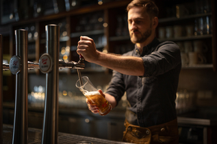 Stiegl Brauwelt | © Stiegl/Lösch Serving beer at the Stiegl Brauwelt | © Stiegl/Lösch